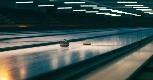 Curling-Wetten in der Schweiz: zwei Veranstalter, ein Kegel Eis